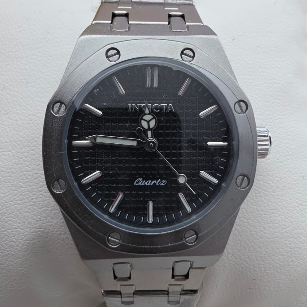 Invicta Quartz Watch Womens 32mm Silver Black New Stainless Steel Screw Bezel